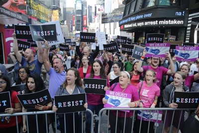 ▲도널드 트럼프 미국 대통령이 주장한 '트랜스젠더 입대 금지' 정책에 반대하는 시위가 26일(현지시간) 뉴욕 맨해튼 타임스퀘어에서 열렸다. 사진 = AP연합뉴스