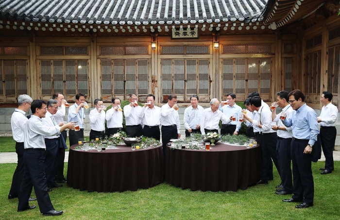 ▲문재인 대통령이 27일 오후 청와대 상춘재에서 주요 기업인들을 초청해 개최한 '호프미팅'에서 참석한 박용만 대한상공회의소 회장, 정의선 현대자동차 부회장, 구본준 LG 부회장, 권오준 포스코 회장, 금춘수 한화 부회장, 정용진 신세계 부회장, 박정원 두산 회장, 손경식 CJ 회장, 함영준 오뚜기 회장과 대화를 나누고 있다. 사진제공=청와대