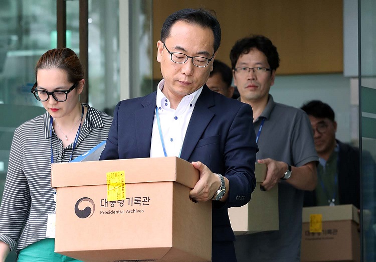 ▲지난 7일 청와대 민정수석실에서 발견된 전임 정부의 기록물들을 국정기록비서관실 관계자가 14일 오후 청와대 민원실에서 대통령기록관 관계자에게 이관하고 있다. 사진제공 = 청와대