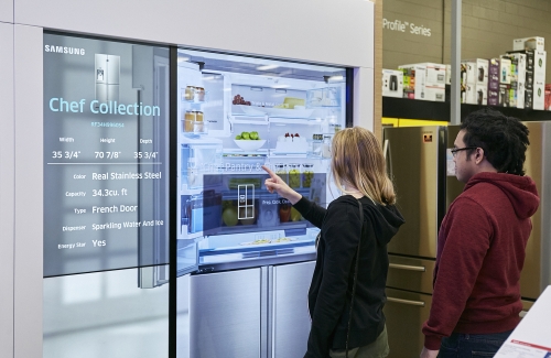 ▲미국 라스베이거스에 위치한 베스트바이 매장에서 소비자들이 삼성전자의 '셰프컬렉션' 냉장고를 체험해 보고 있다.(사진제공=삼성전자)