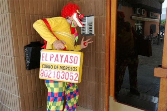 ▲삐에로 분장을 한 사람이 스페인에서 빚을 받으러 다니고 있다. 사진 = 월스트리트저널(WSJ) 캡쳐