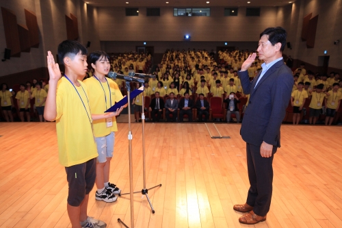 ▲28일 광주 전남대학교에서 '2017 삼성드림클래스 여름캠프'에 참가한 중학생들이 윤주화 삼성사회봉사단 사장(오른쪽) 앞에서 캠프에 임하는 다짐을 선서하고 있다.(사진제공=삼성전자)