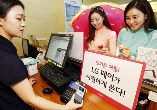 ▲LG전자 모델이 워터파크에서 신용카드 대신 LG 페이를 이용해 결제하고 있다.(사진제공=LG전자 )