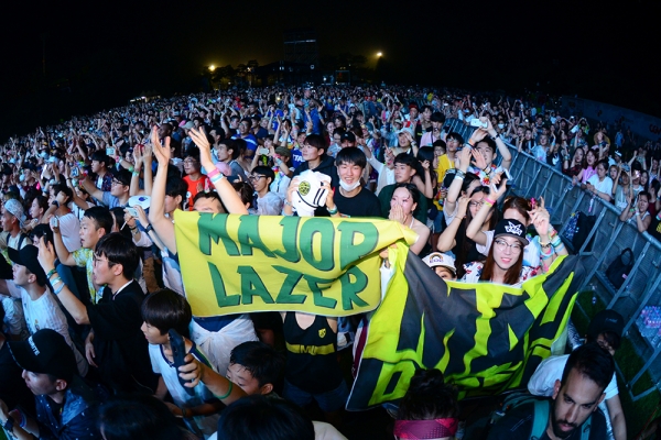 ▲'2017 지산 밸리록 뮤직앤아츠 페스티벌'에서 메이저레이저 공연을 관람하는 관객들(사진=CJ E&M)