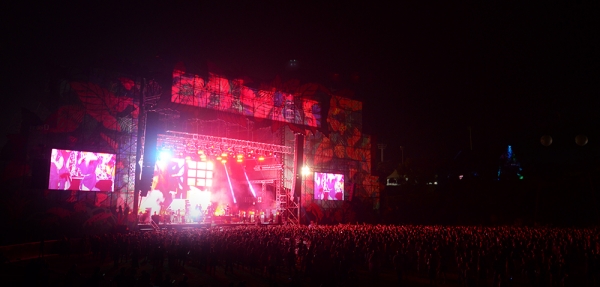 ▲밴드 고릴라즈 공연 현장(사진=CJ E&M)