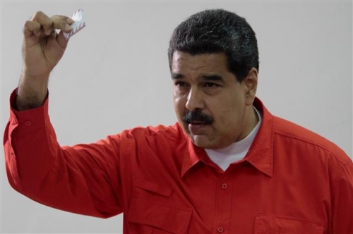▲니콜라스 마두로 베네수엘라 대통령이 지난달 30일(현지시간) 수도 카라카스의 한 투표소에서 제헌의회 선거 투표권을 행사하고 있다. 사진=신화뉴시스