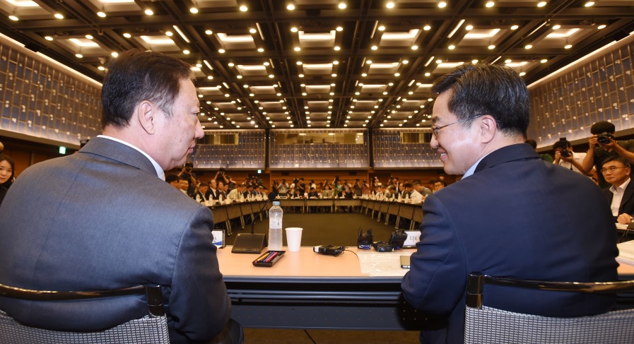 ▲2일 김동연 부총리(오른쪽)가 대한상공회의소에서 열린 세제발전위원회에 참석해 박용만 공동위원장과 환담을 나누고 있다.(기획재정부)