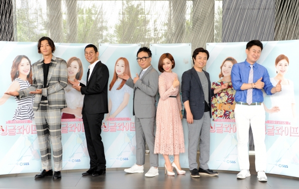 ▲SBS 예능프로그램 '싱글와이프' 출연진 (이천희, 김창렬, 박명수, 이유리, 서현철, 남희석)(사진=SBS)