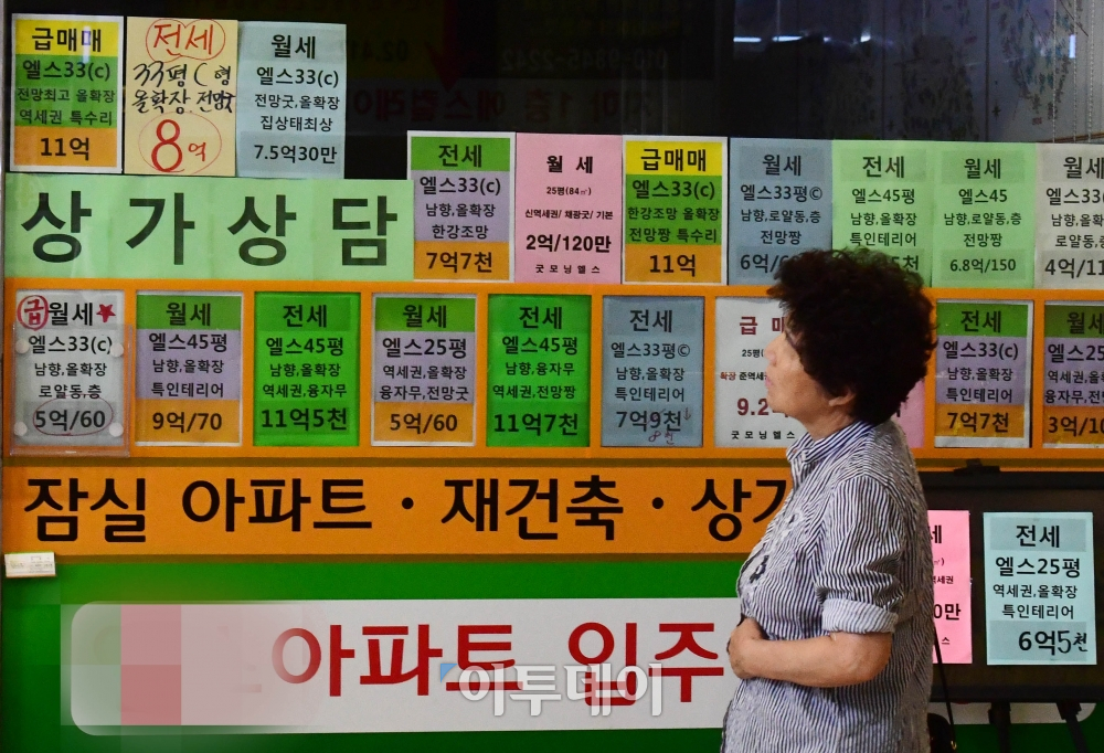 ▲6.19 부동산 대책발표에도 분양시장이 과열 양상을 보이면서 정부가 추가 대책 마련에 나선다. 8월말 가계부채 대책이 나오기 전, 투기과열지구 지정 등 강도 높은 규제책이 발표될 것이란 전망이 나온다. 31일 서울 송파구의 한 부동산중개업소에 매물 가격이 게시돼 있다. 고이란 기자 photoeran@(이투데이DB)