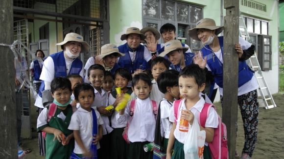 ▲삼성물산 상사부문 해외봉사단이 지난달 30일부터 이달 3일까지 미얀마 양곤시 남부의 달라 초등학교에서 해외 봉사활동을 실시했다. (사진제공=삼성물산)