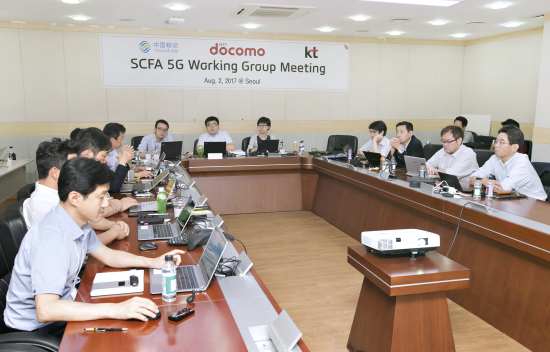▲지난 2일 SCFA 5G 기술전략 회의에 참석한 KT, 차이나모바일, NTT도코모 5G 기술 실무자들이 글로벌 5G 표준화 활동 계획에 대해 논의하는 모습(사진제공= KT)