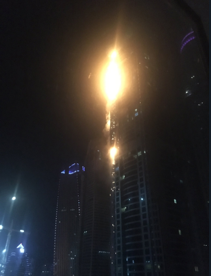 ▲4일(현지시간) 화재가 발생한 두바이 '토치타워'. 트위터 이용자(@Really_Rhea)는 자신이 살았던 곳이라며 토치타워의 화재 모습을 올렸다. (출처= 트위터(@Really_Rhea))