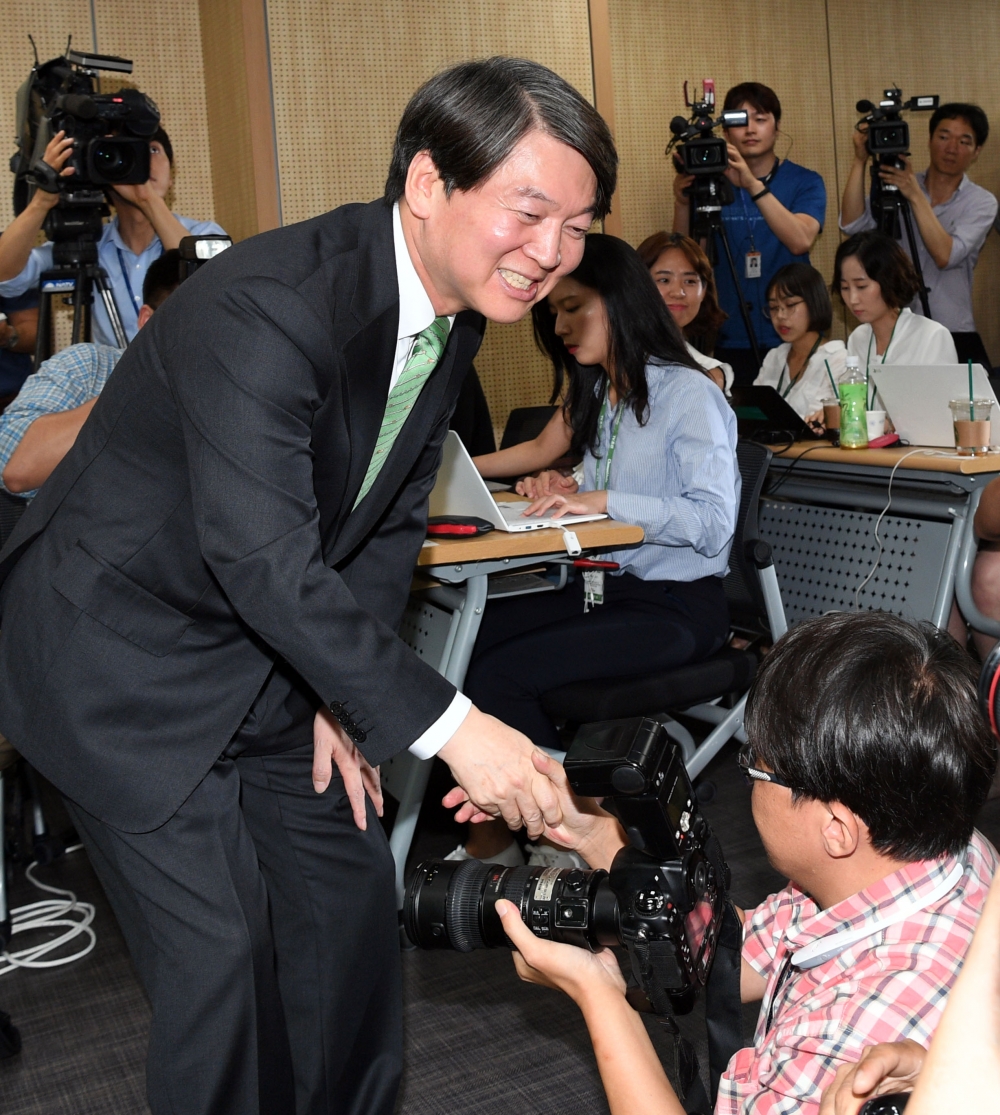 ▲국민의당 안철수 전 대표가 3일 오후 서울 여의도 당사에서 기자회견을 열고 당대표 선거 출마를 공식선언한 후 기자들에게 악수를 청하고 있다.  최유진 기자 strongman55@(이투데이DB)