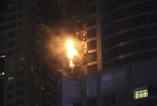 ▲두바이의 토치타워에서 4일(현지시간) 화재가 발생한 가운데 연기와 불이 위층으로 번지고 있다. 두바이/AP뉴시스