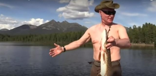 ▲블라디미르 푸틴 러시아 대통령이 지난 2일(현지시간) 공개된 사진 영상 속에서 웃통을 벗은 채 낚시로 잡은 물고기를 손에 들고 있다. 사진=유튜브 영상캡처