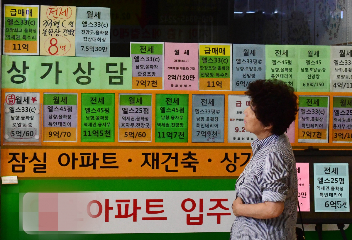 ▲정부가 8.2 부동산대책을 내놓으며 시장이 혼란에 빠져있다. 사진은 서울 송파구의 한 부동산중개업소에 매물 가격이 게시돼 있는 모습(사진=고이란 기자)