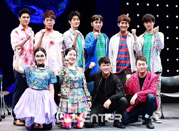 ▲연극 '지구를 지켜라' 전 출연진(사진=고아라 기자 iknow@)