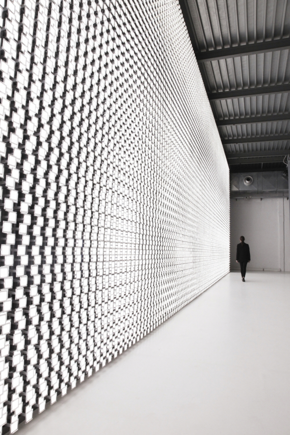▲LG가 지난 4월 밀라노 디자인 위크에서 선보인 '미래의 감각'_ 거대한 '태양의 벽'이 밝게 빛나고 있다.(사진제공=LG)