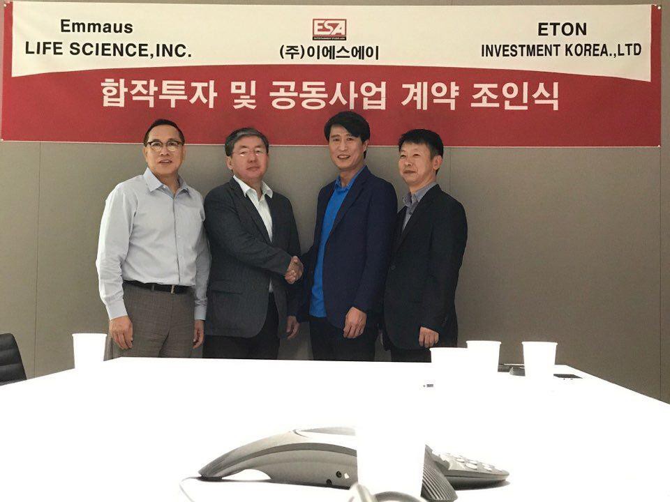▲엠마우스ㆍ이에스에이ㆍETON간 합작투자 및 공동사업 계약 조인식. 왼쪽부터 샘 곽(Sam Kwak) 엠마우스 해외사업담당이사,  윌리스 리(Willis Lee) 엠마우스 CEO, 박광원 이에스에이 대표이사, 황길만 ETON 대표이사.(사진제공=이에스에이)