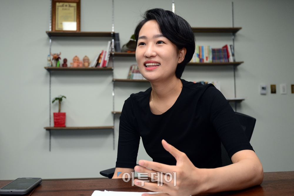 ▲국민의당 김수민 의원은 10일 국회의원회관에서 이투데이와 인터뷰를 갖고 “스타트업 육성을 위해선 정부의 규제를 풀어낼 창의적 해결책이 필요하다”고 강조했다.이동근 기자 foto@