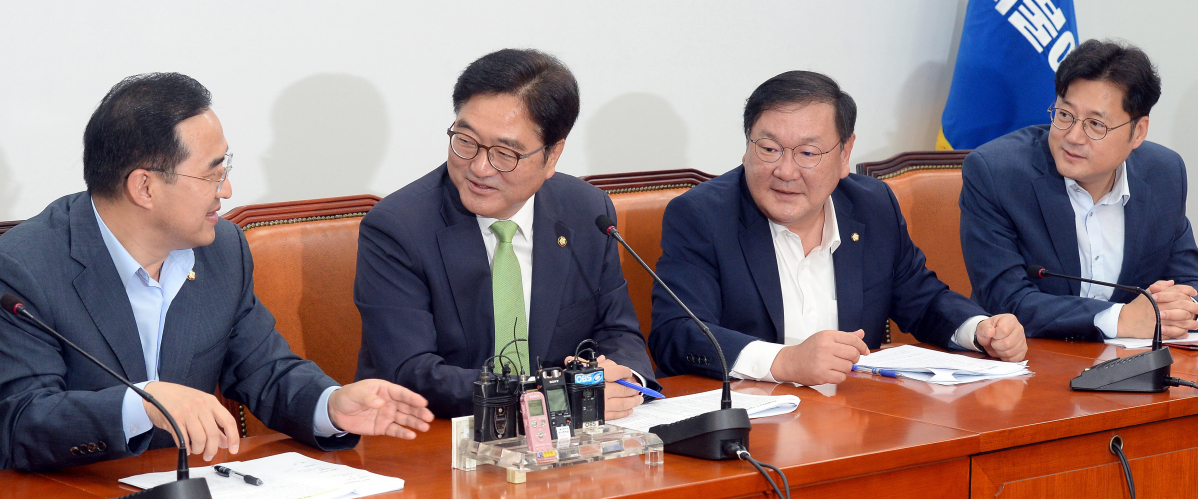 ▲우원식(왼쪽 두번째) 더불어민주당 원내대표가 8일 오전 서울 영등포구 여의도 국회 원내대표회의실에서 진행된 원내대책회의에서 박홍근(왼쪽) 원내수석부대표와 이야기를 나누고 있다. 왼쪽부터 박홍근 원내수석부대표, 우원식 원내대표, 김태년 정책위의장, 홍익표 수석부의장. 2017.08.08.since1999@newsis.com(뉴시스)