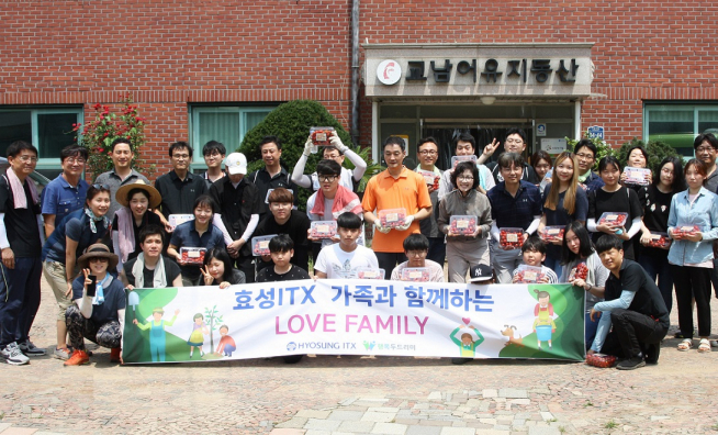 ▲효성ITX 임직원과 자녀들이 교남 어유지 동산에서 봉사활동을 진행하고 기념촬영을 하고 있다.(사진제공=효성)