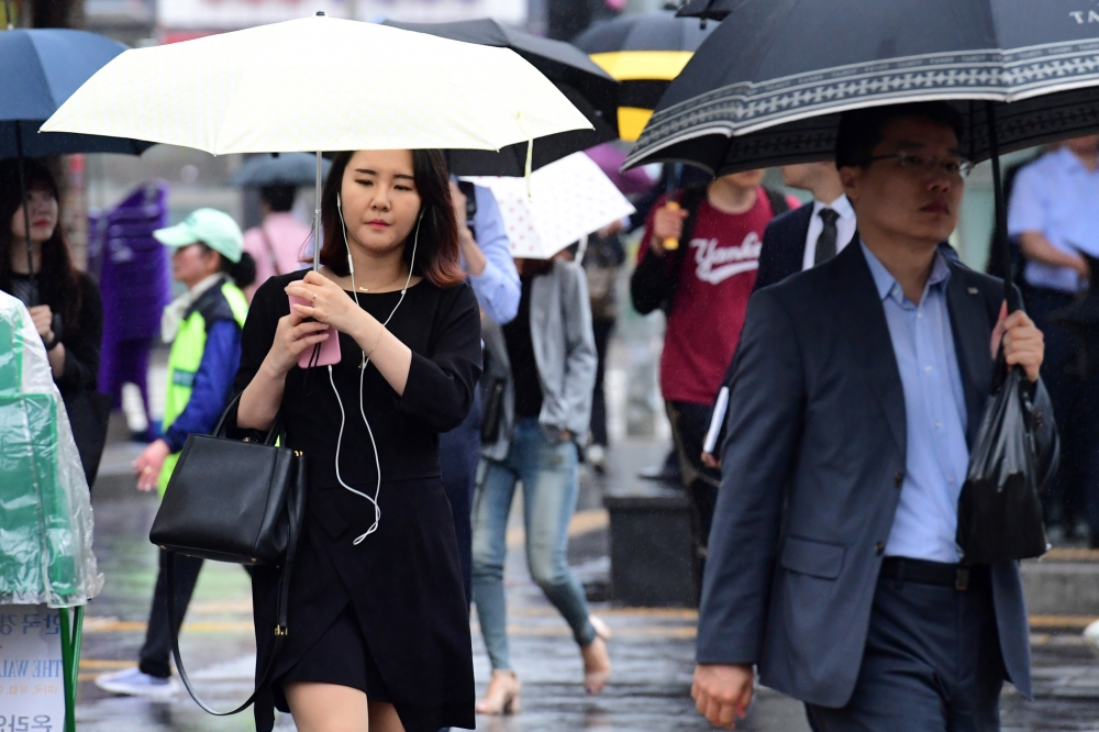 ▲전국 곳곳에 단비가 내린 7일 오전 서울 영등포구 여의도역 인근에서 우산을 쓴 시민들이 발걸음을 서두르고 있다. 기상청은 5mm 안팎의 비가 이어지다 오후에 대부분 그치고 서울의 낮 기온이 22도에 머무르며 선선한 날씨가 될 것으로 예보했다. 고이란 기자 photoeran@(이투데이DB)