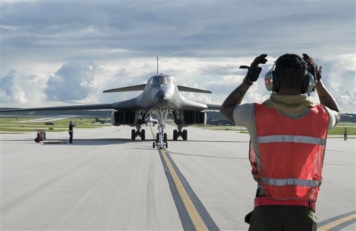 ▲괌의 미 공군기지에서 7월 26일(현지시간) B-1B 폭격기가 착륙하고 있다. 괌/AP뉴시스 