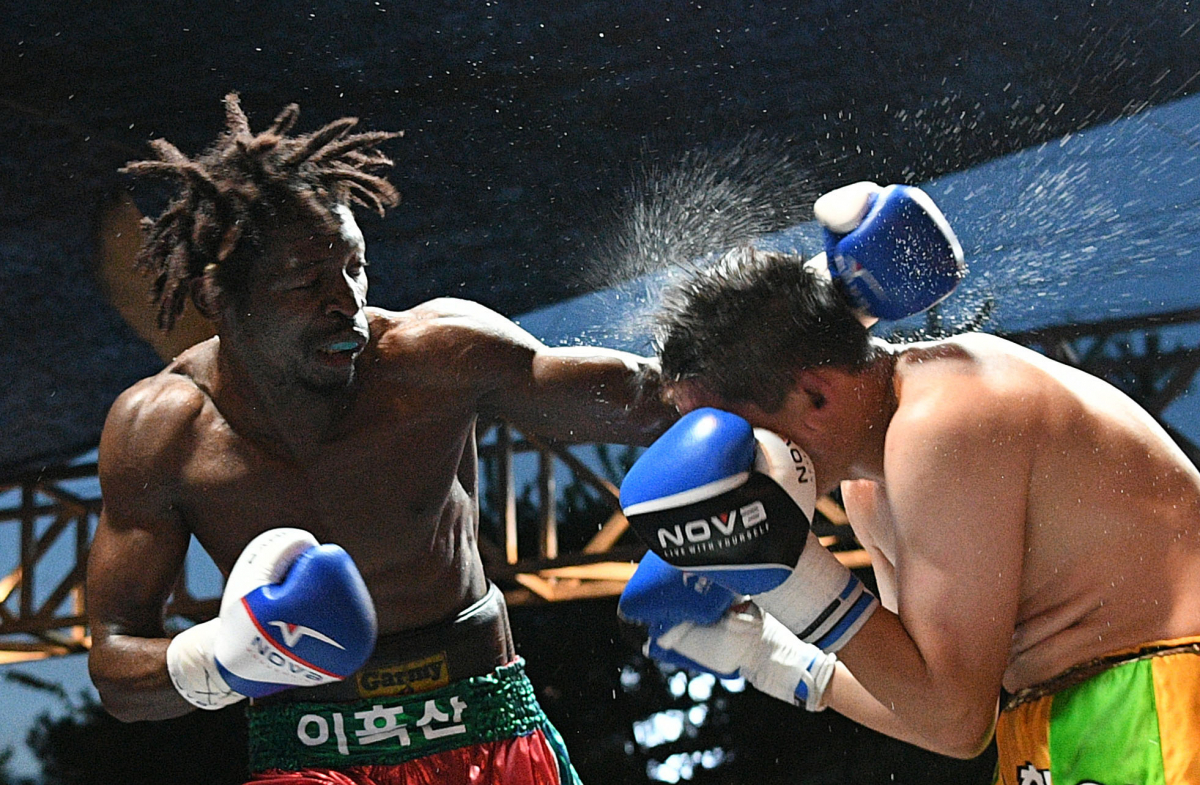 ▲이흑산(압둘레이 아싼·34)이 지난 5일 강원 춘천시에서 열린 한국슈퍼웰터급타이틀매치 1차방어전에서 상대방 선수를 향해 펀치를 날리고 있다. 최유진 기자 strongman55@