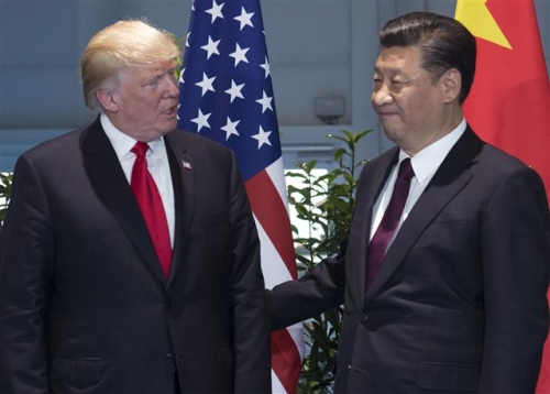 ▲도널드 트럼프(왼쪽) 미국 대통령과 시진핑 중국 국가주석이 7월 8일(현지시간) 독일 함부르크에서 열린 주요 20개국(G20) 정상회의 기간 별도 양자회담잠에 들어서고 있다. 함부르크/AP뉴시스
