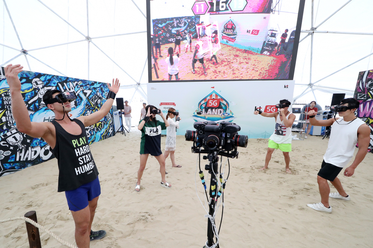 ▲KT 모델들이 5G 랜드에서 국내 최초로 선보인 혼합현실(MR)스포츠 '하도(HADO)' 를 소개하며 시연하고 있다.(사진제공= KT)
