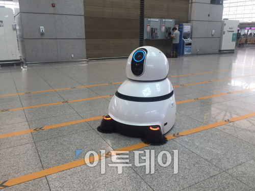 ▲LG전자의 공항 청소로봇이 바닥을 청소하고 있다. (오예린 기자 yerin2837@)