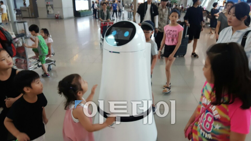 ▲LG전자 공항 안내 로봇에 어린이들이 모여있는 모습. (오예린 기자 yerin2837@)