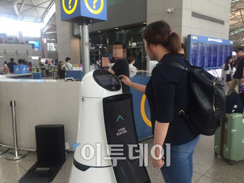 ▲인천공항 이용객이 LG전자 안내로봇을 사용하고 있다. (오예린 기자 yerin2837@)