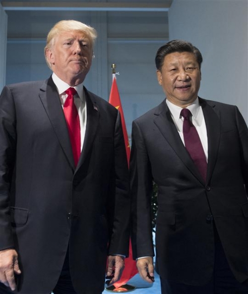▲도널드 트럼프(왼쪽) 미국 대통령과 시진핑 중국 국가주석이 7월 8일(현지시간) 독일 함부르크에서 열린 주요 20개국(G20) 정상회의 기간 별도 양자회담을 하기 위해 회담장에 들어서고 있다. 함부르크/AP뉴시스