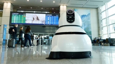 ▲인천공항에 설치된 LG전자 청소로봇.
