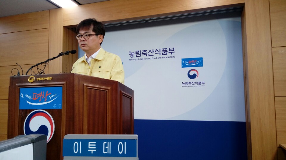 ▲살충제 계란 검출과 관련해 15일 허태웅 농식품부 식품산업정책실장이 정부세종청사에서 대책을 발표하고 있다.
