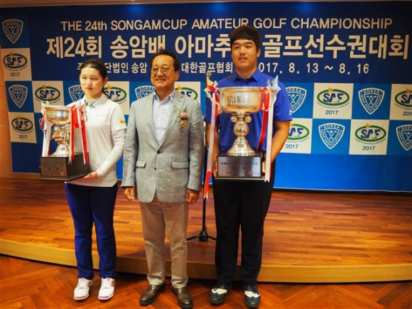 ▲왼쪽부터 여자부 우승자 박현경, 우기정 대회장(대구CC 회장),남자부 우승 정찬민. 