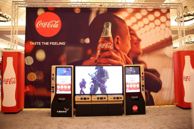▲2017 시네마콘 코카콜라 부스에 설치된 아이오로라 멀티 키오스크 제품(토필드)