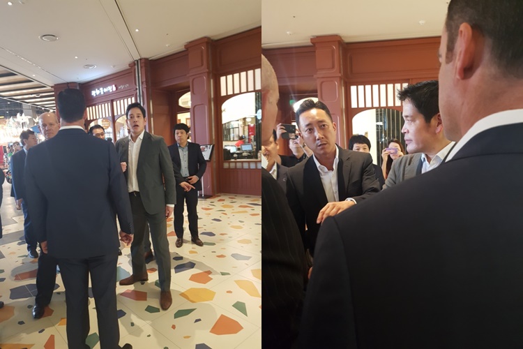 ▲정용진 신세계그룹 부회장이 스타필드 고양 프리오픈 전날인 17일 합작법인 터브만 관계자들과 매장 곳곳을 살펴보고 있다.(사진=이꽃들 기자 flowerslee@)