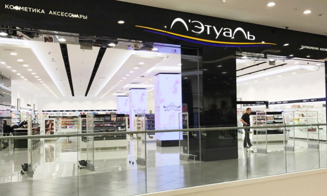 ▲모스크바 레뚜알 매장 내 벽면 활용한 동영상 광고(스킨앤스킨)