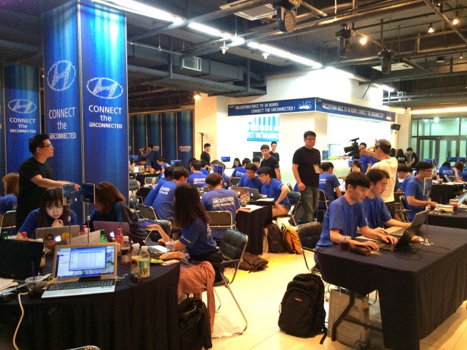 ▲지난해 8월 삼성동에서 열린 현대∙기아차 해커톤 대회 참가자들이 프로젝트 완수를 위해 열띤 토론을 벌이고 있다.(사진제공=현대자동차)