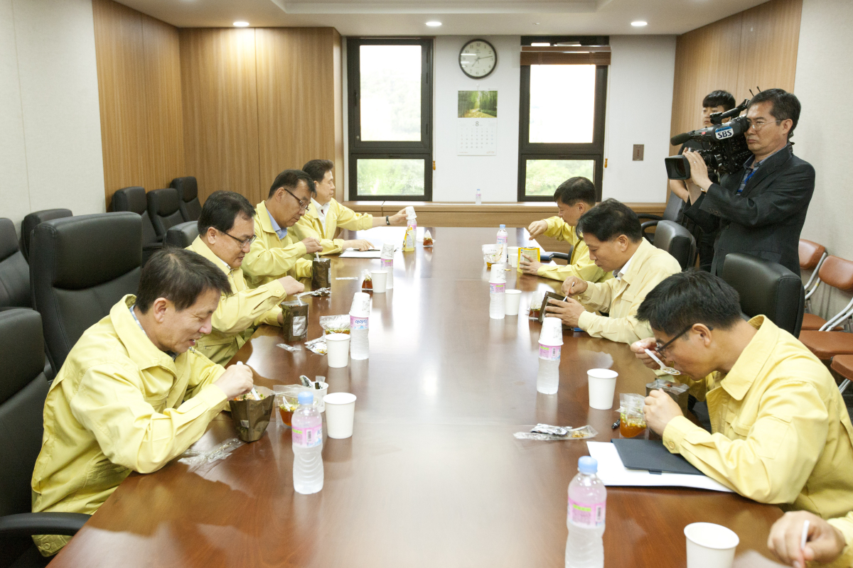 ▲과학기술정보통신부가 21일 오전 경기도 과천시 관문로 정부과천청사 과기정통부 국제회의실에서 전투식량 시식 체험을 실시했다.(사진제공=과학기술정보통신부)