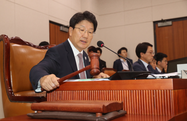 ▲국회 법제사법위원회 제1차 전체회의에서 권성동 위원장이 이유정 헌법재판소 재판관후보자 인사청문회 실시계획서 채택의 건을 상정하고 있다.(연합뉴스)