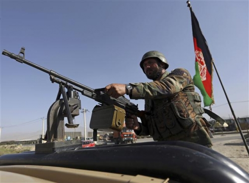 ▲도널드 트럼프 미국 대통령이 21일(현지시간) TV 생중계 연설을 통해 아프가니스탄 개입을 계속하겠다는 뜻을 밝혔다. 아프간 수도 카불의 한 검문소에서 이날 아프간군이 경계근무를 서고 있다. 카불/AP뉴시스  