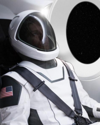 ▲엘론 머스크가 스페이스X의 우주복을 입고 있는 사진. 출처 머스크 인스타그램 