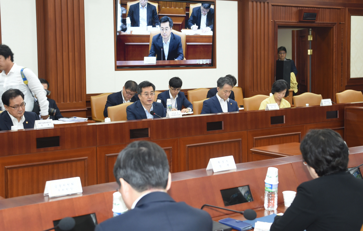 ▲24일 정부서울청사에서 4차 경제관계장관회의가 열리고 있다.(기획재정부)