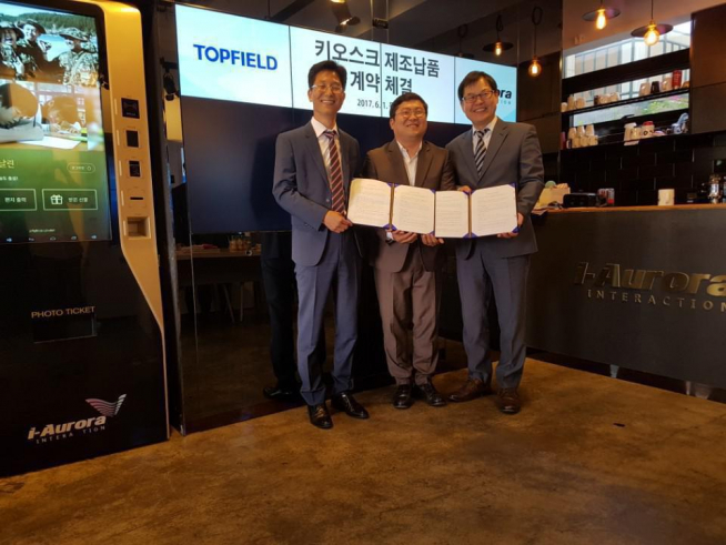 ▲토필드는 6월 아이오로라에 키오스크 공급 및 총판 영업계약 체결했다. (왼쪽부터 서문동군 토필드 대표, 장영수 아이오로라 대표, 오성록 토필드 대표)(토필드)