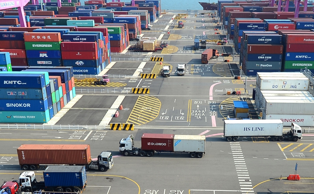 ▲정부가 올해 우리 경제의 성장률 목표치를 지난 해 12월 제시했던 전망치 2.6%에서 3%로 상향 조정하며 3년 만에 3%대 성장을 회복할 수 있을지 관심을 끌고 있다. 25일 인천신항 야적장에 컨테이너를 실은 트레일러들이 분주히 움직이고 있다. 정부는 올해 초 수출증가세와 추경효과에 기대하고 있지만 가계부채와 불확실한 대외 변수 등을 감안하면 장미빛 구호에 그칠 거란 우려의 목소리도 나오고 있다. 이동근 기자 foto@(이투데이DB)