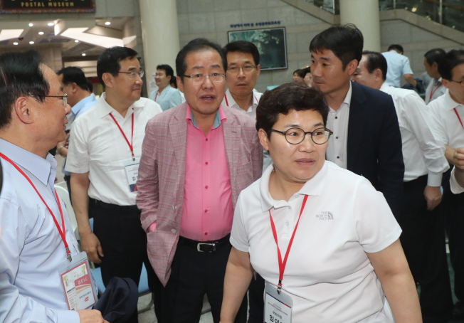 ▲자유한국당 홍준표 대표가 24일 오후 충남 천안시 우정공무원교육원에서 열린 제2차 국회의원 ㆍ당협위원장 연석회의에서 기념촬영을 마친 뒤 의원 등과 대화하고 있다. 2017.8.24(연합뉴스)